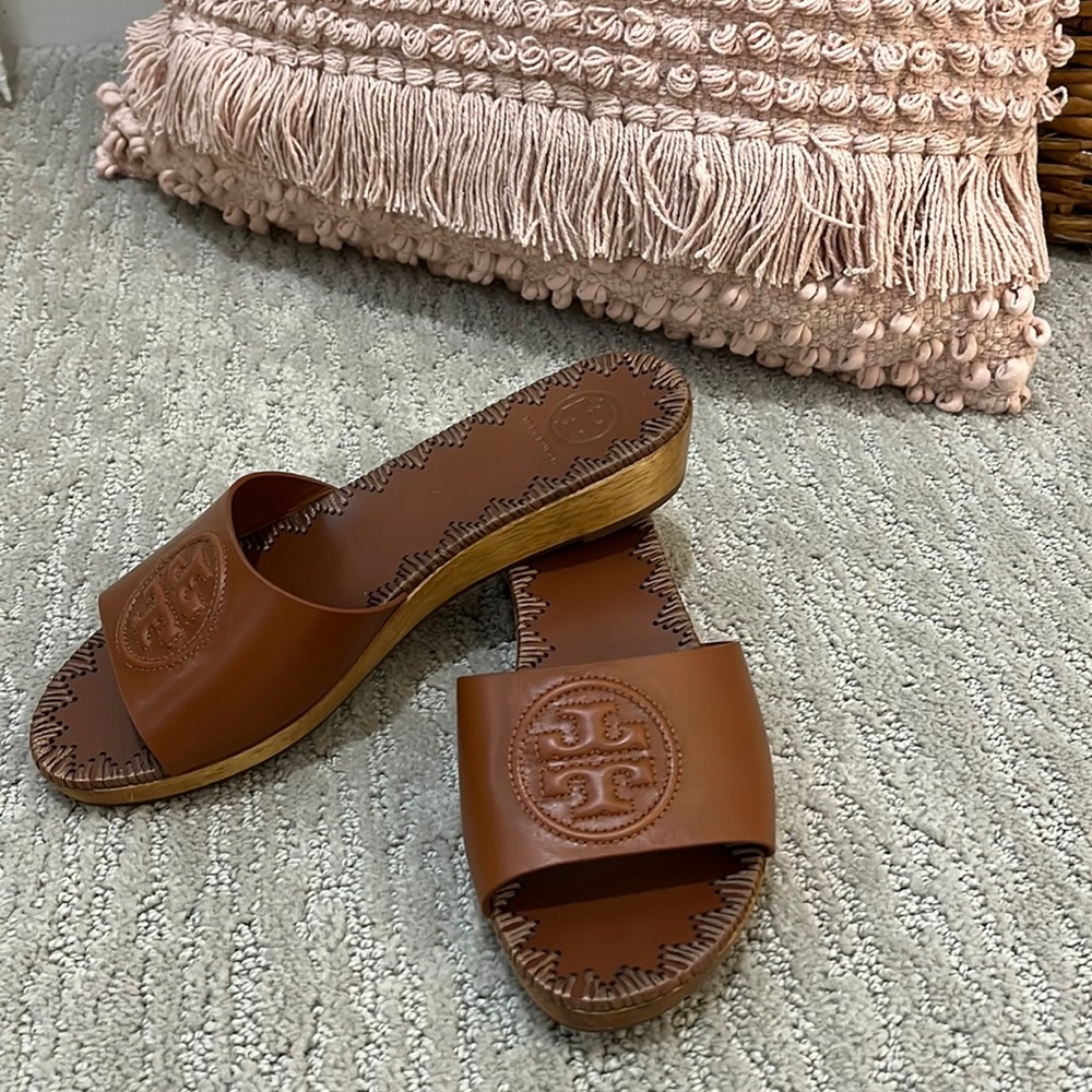 Tory Burch Size 6 camel colored sandals